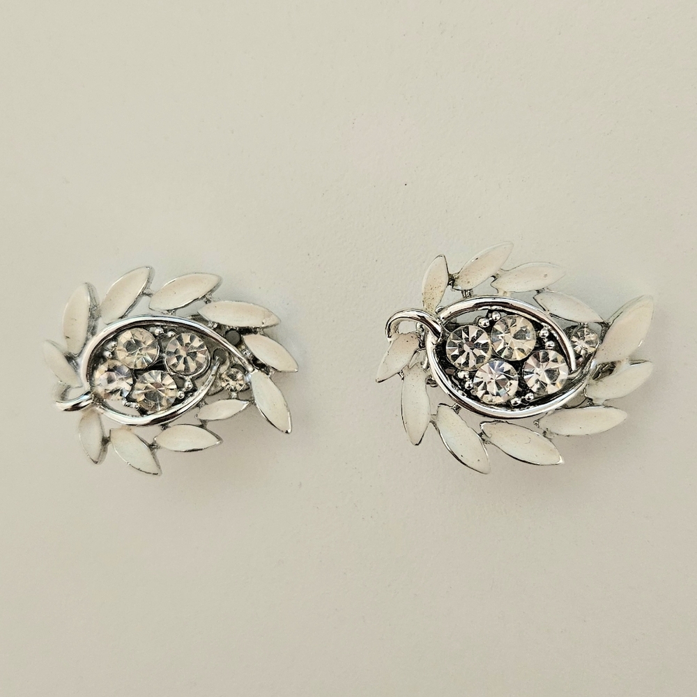 Vintage 1950's Lisner clip on enamel earrings